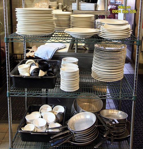 Máy rửa bát công nghiệp có thể xử lý được nhiều bát đĩa đũa thìa